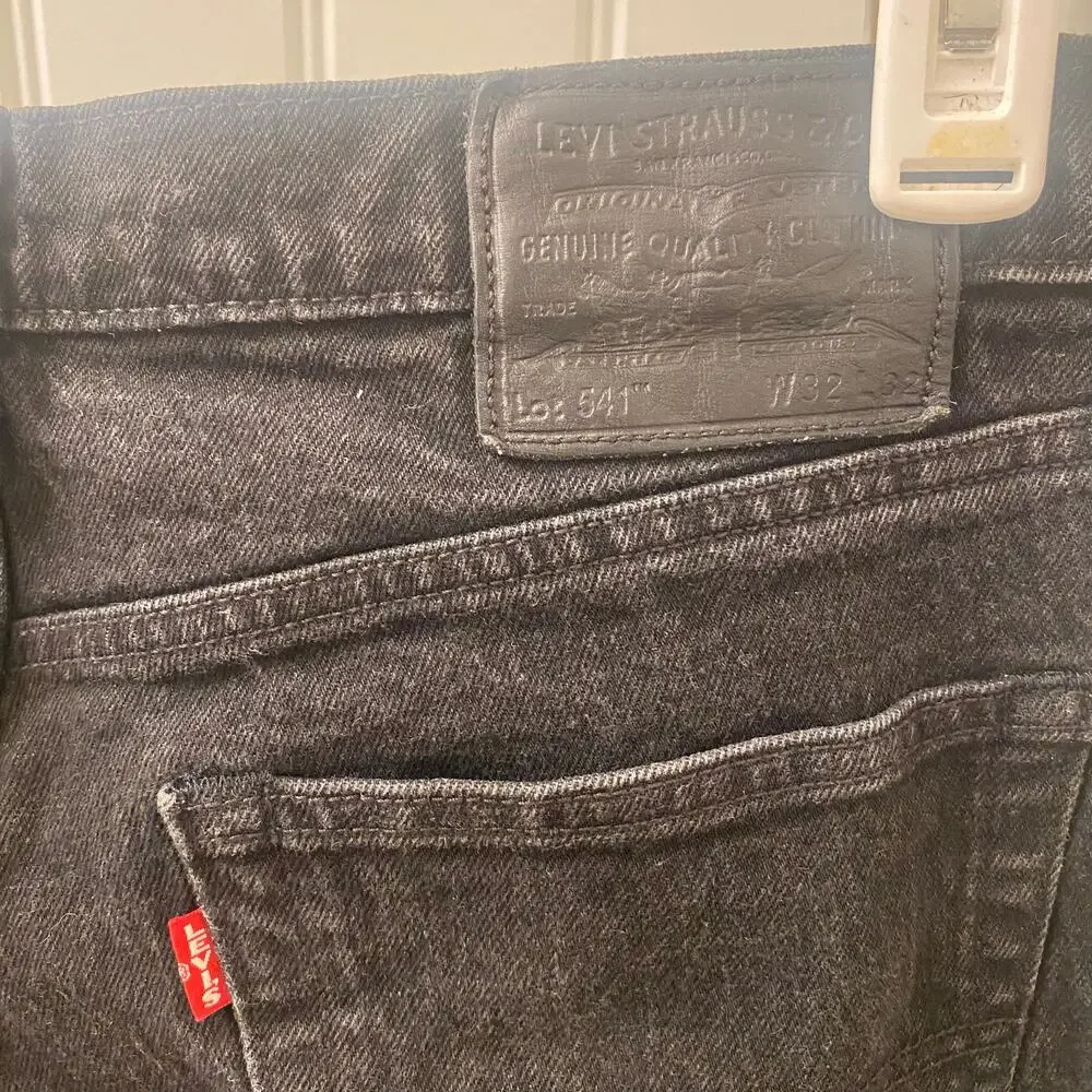 Levi’s Strauss Gray Fleece Front Athletic Taper Black Jeans Size 32 x 32